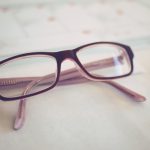 のしかかる圧迫感でしんどい中学生女子。ストレスの蓄積が太ももの緊張と連動。